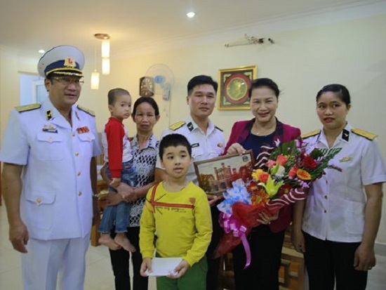 Chủ tịch Quốc hội Nguyễn Thị Kim Ngân thăm các đơn vị Hải quân - Ảnh 4