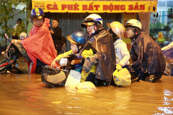 Đường phố TP Hồ Chí Minh ngập sâu sau mưa lớn - Ảnh 5