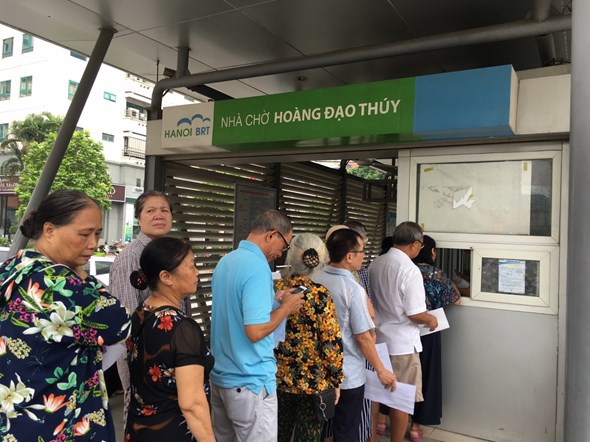 Hà Nội: Đã có 70.000 người đăng ký làm Thẻ miễn phí xe buýt - Ảnh 3