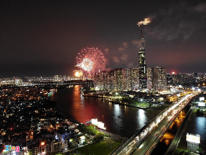 Pháo hoa rực sáng TP Hồ Chí Minh mừng 44 năm thống nhất đất nước - Ảnh 5