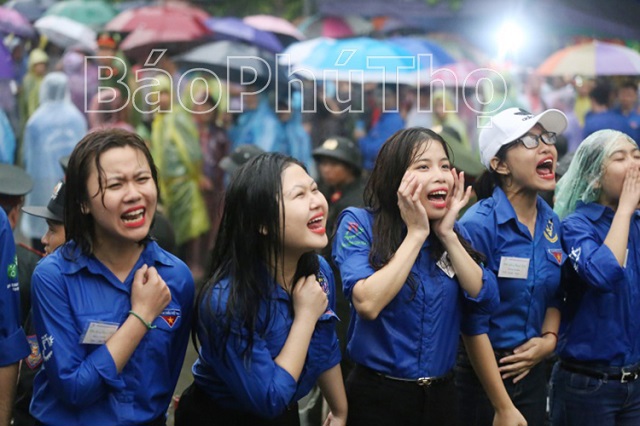 Ấn tượng ngày Giỗ Tổ: Xúc động hình ảnh thanh niên tình nguyện trong mưa - Ảnh 6