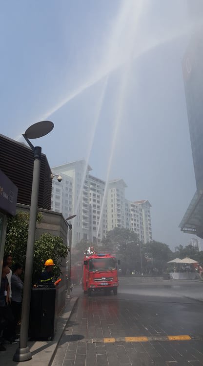 Hà Nội: Cuộc giải cứu 4 người bị thương, mắc kẹt trong đám “cháy” ở toà nhà Lotte - Ảnh 9