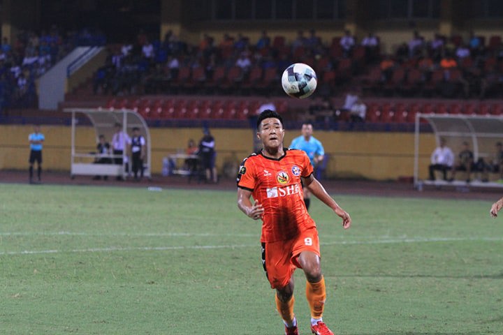 Bùi Tiến Dũng lần đầu bắt chính giúp Hà Nội FC vượt qua SHB Đà Nẵng - Ảnh 1