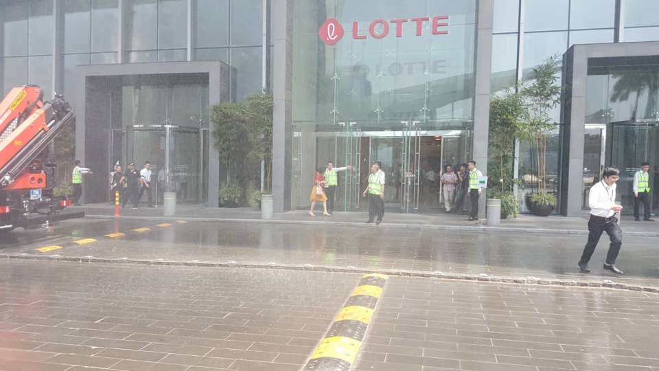 Hà Nội: Cuộc giải cứu 4 người bị thương, mắc kẹt trong đám “cháy” ở toà nhà Lotte - Ảnh 8