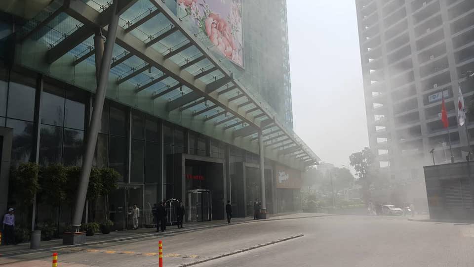 Hà Nội: Cuộc giải cứu 4 người bị thương, mắc kẹt trong đám “cháy” ở toà nhà Lotte - Ảnh 3