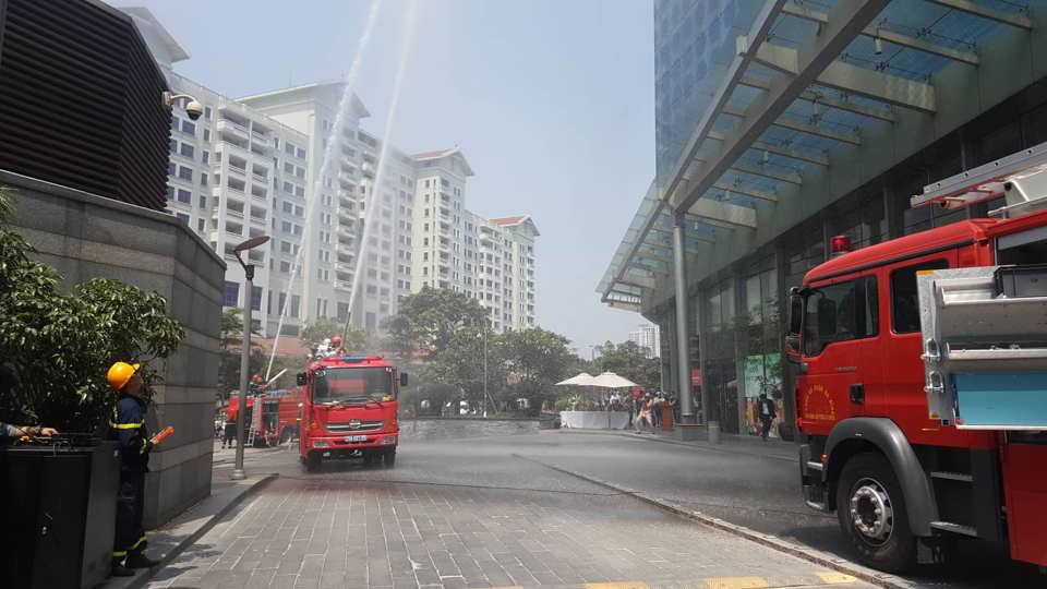 Hà Nội: Cuộc giải cứu 4 người bị thương, mắc kẹt trong đám “cháy” ở toà nhà Lotte - Ảnh 10