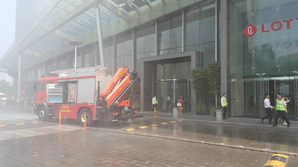 Hà Nội: Cuộc giải cứu 4 người bị thương, mắc kẹt trong đám “cháy” ở toà nhà Lotte - Ảnh 2