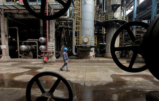 Giá dầu giảm hơn 1%, nhà đầu tư lo ngại nhu cầu dầu thô suy yếu - Ảnh 1