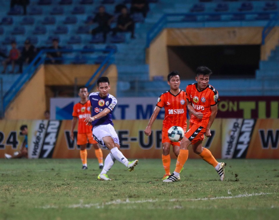 Bùi Tiến Dũng lần đầu bắt chính giúp Hà Nội FC vượt qua SHB Đà Nẵng - Ảnh 3