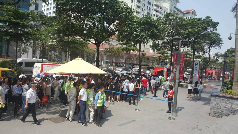 Hà Nội: Cuộc giải cứu 4 người bị thương, mắc kẹt trong đám “cháy” ở toà nhà Lotte - Ảnh 11