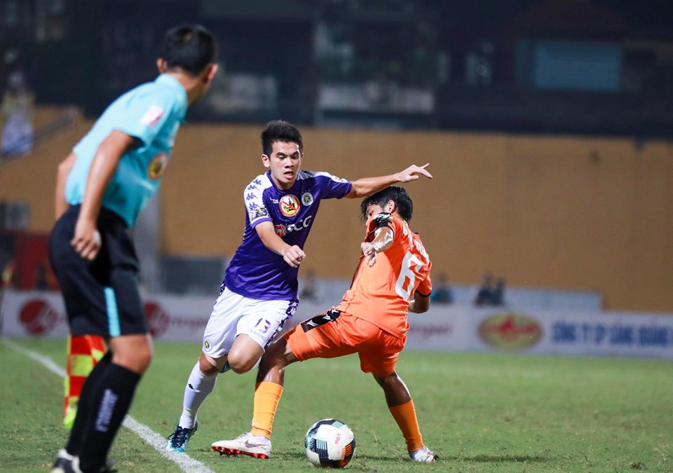 Bùi Tiến Dũng lần đầu bắt chính giúp Hà Nội FC vượt qua SHB Đà Nẵng - Ảnh 7