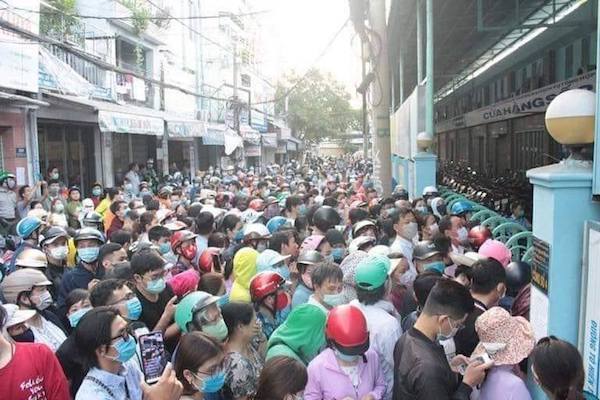 TP Hồ Chí Minh: “Biển người” xếp hàng mua khẩu trang tại chợ sỉ lớn nhất TP - Ảnh 4