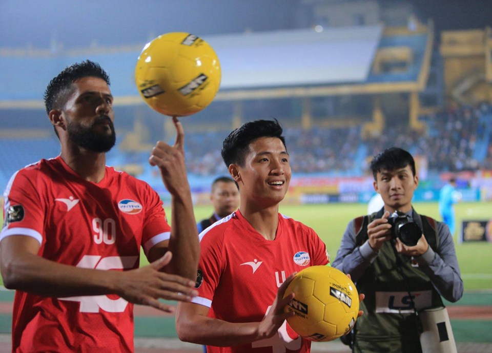 Chấn chỉnh việc tặng bóng cho người hâm mộ tại V-League 2019 - Ảnh 1