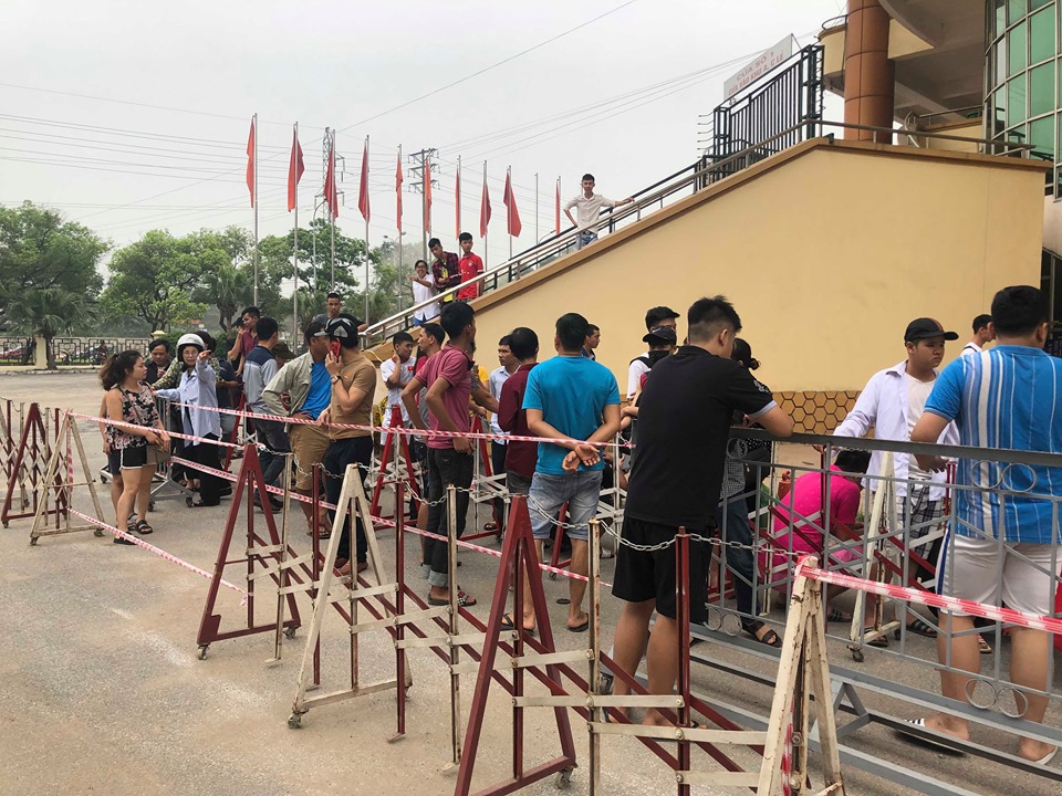 Hàng trăm người hâm mộ xếp hàng từ sáng sớm mua vé xem U23 Việt Nam - Ảnh 2