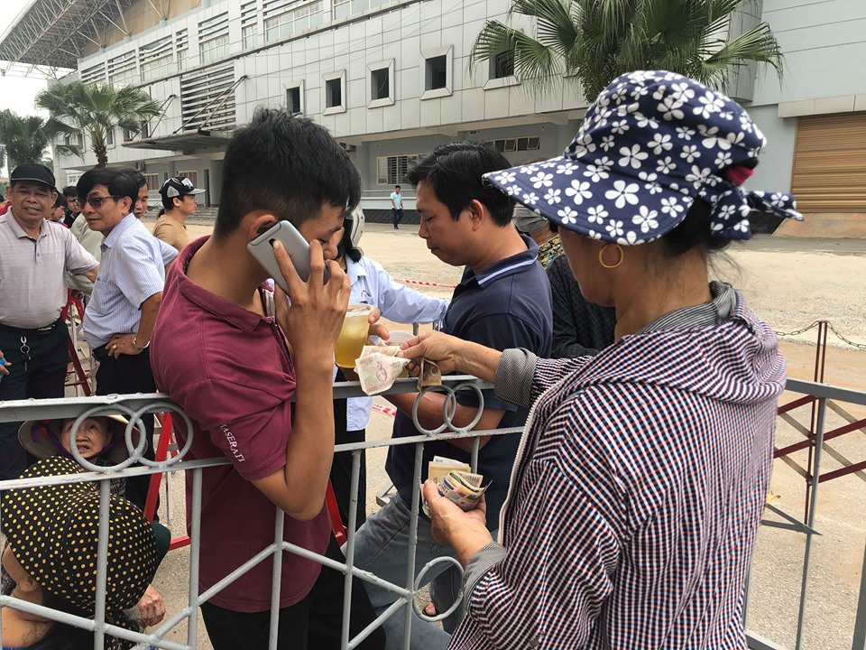 Hàng trăm người hâm mộ xếp hàng từ sáng sớm mua vé xem U23 Việt Nam - Ảnh 3