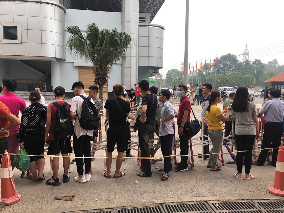 Hàng trăm người hâm mộ xếp hàng từ sáng sớm mua vé xem U23 Việt Nam - Ảnh 5