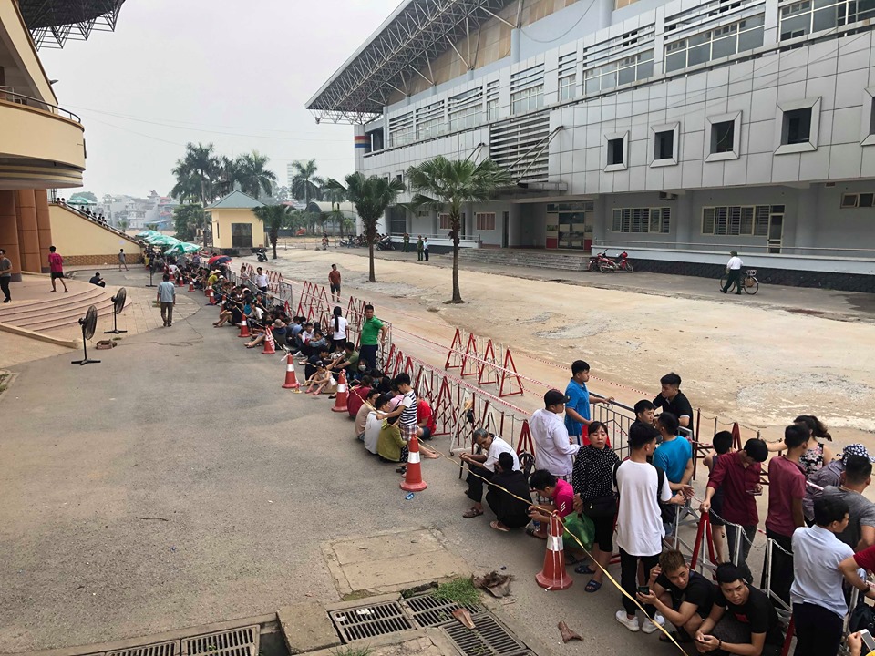 Hàng trăm người hâm mộ xếp hàng từ sáng sớm mua vé xem U23 Việt Nam - Ảnh 1