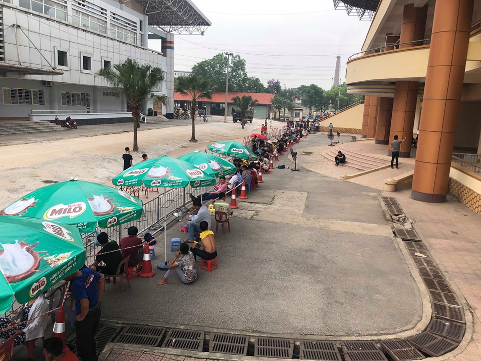Hàng trăm người hâm mộ xếp hàng từ sáng sớm mua vé xem U23 Việt Nam - Ảnh 4