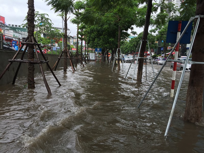 Mưa lớn kéo dài, nhiều tuyến phố Hà Nội ngập cục bộ - Ảnh 4