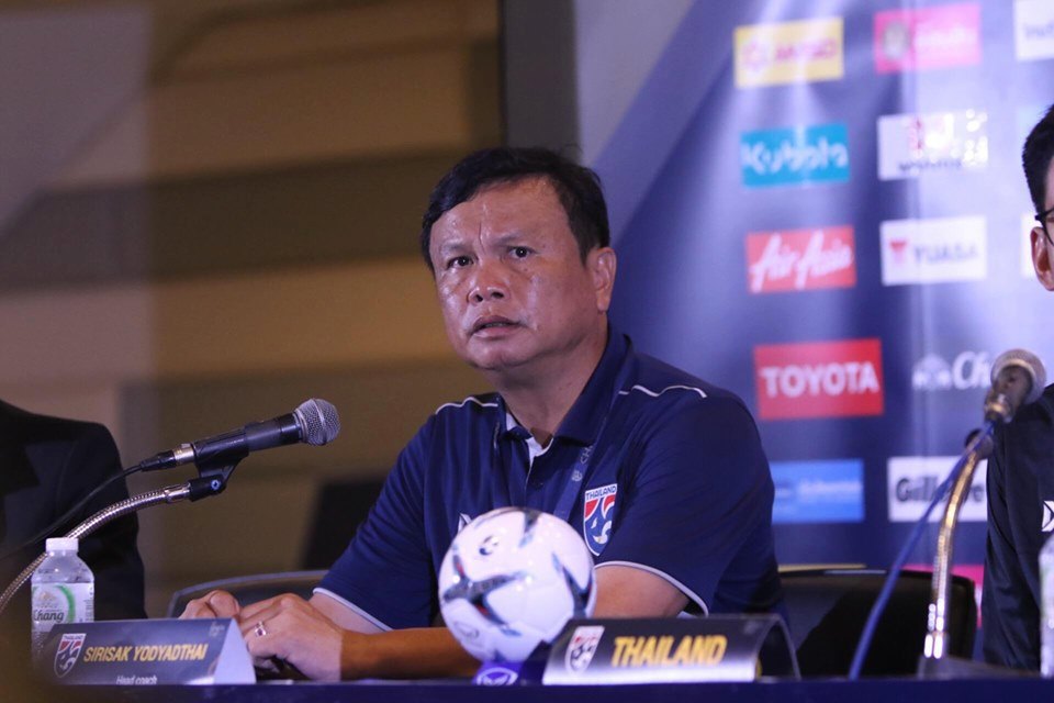 HLV Sirisak Yodyardthai không chấp nhận trận thua trước Việt Nam - Ảnh 1