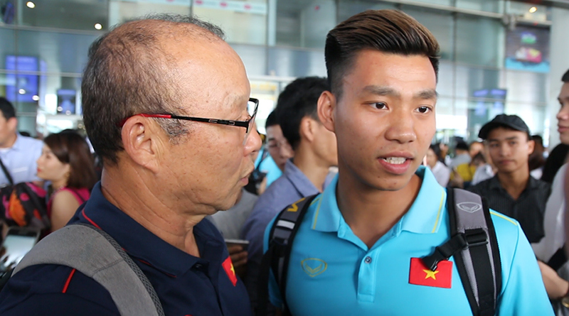 [Ảnh] Đội tuyển Việt Nam về nước với tấm HCB tại King's Cup 2019 - Ảnh 3