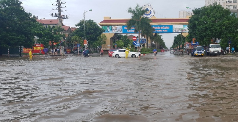 [Ảnh] Đường gom Đại lộ Thăng Long ngập nặng sau mưa lớn, ô tô "rẽ sóng" trên đường - Ảnh 1