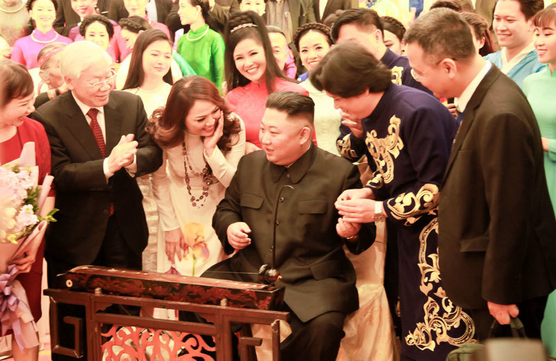 [Ảnh] Chủ tịch Kim Jong Un gẩy đàn bầu trong chương trình nghệ thuật tại Hà Nội - Ảnh 2
