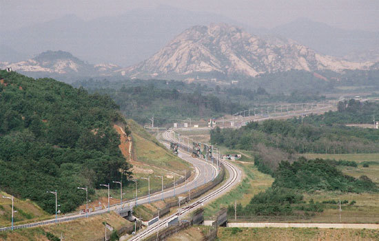 Triều Tiên hoãn chương trình khảo sát đường xuyên biên giới với Hàn Quốc - Ảnh 1