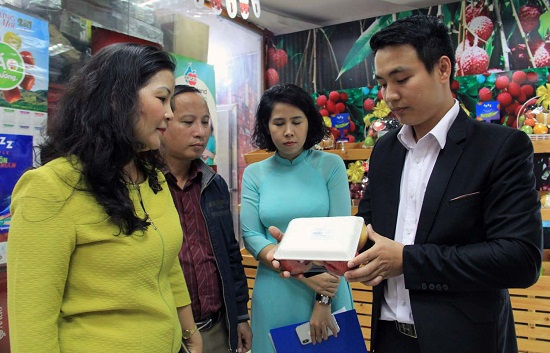Hà Nội: Gắn biển nhận diện cho các cửa hàng kinh doanh trái cây an toàn - Ảnh 1