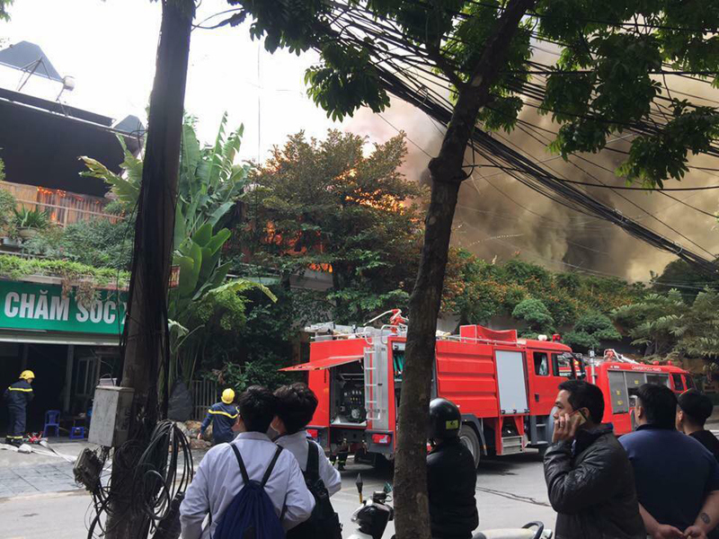 Cháy lớn tại quán cafe trên phố Phan Kế Bính - Ảnh 4