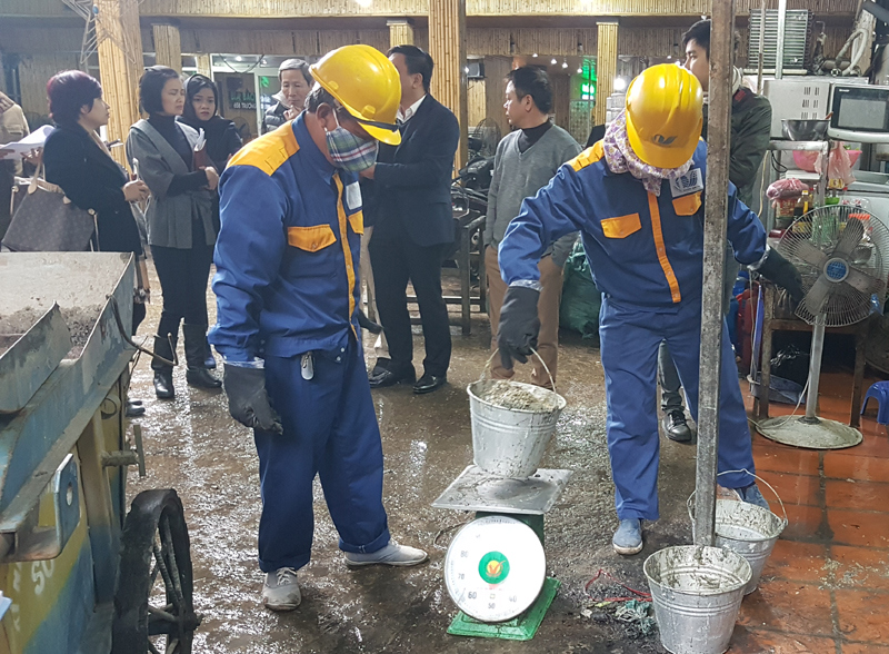 Hà Nội: Đề xuất lắp thiết bị tách dầu tại 5 cửa xả nước mưa vào hồ Hoàn Kiếm - Ảnh 1