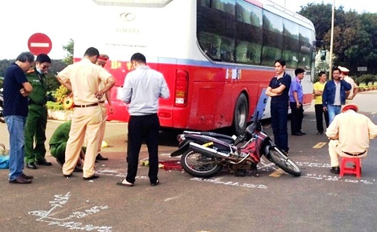 Bị xe khách chèn qua, một Phó Hiệu trưởng trường tiểu học tử vong - Ảnh 1