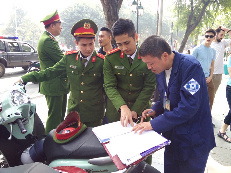 Hà Nội: 3 điểm trông giữ xe ở Hồ Gươm bị phạt hơn 60 triệu đồng - Ảnh 1