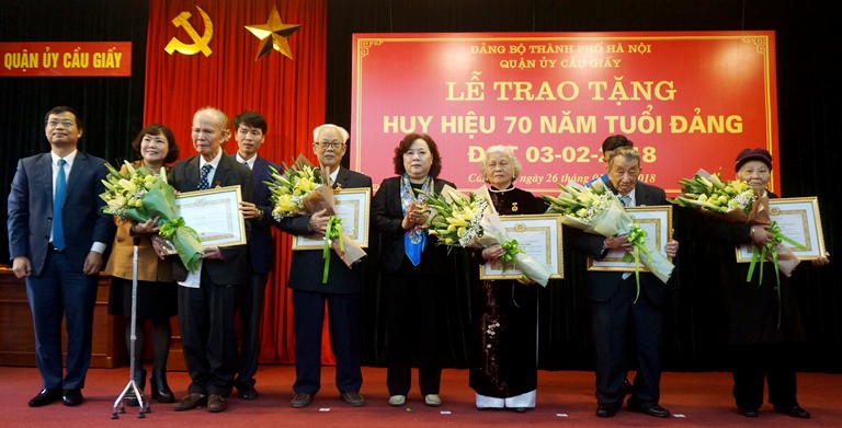 Trao Huy hiệu 70 năm tuổi Đảng cho các đảng viên quận Cầu Giấy - Ảnh 2