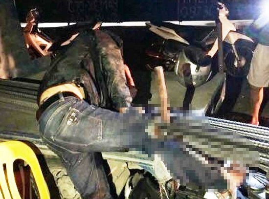 Một thanh niên bị thanh sắt trên xe chở vật liệu đâm xuyên đùi - Ảnh 1