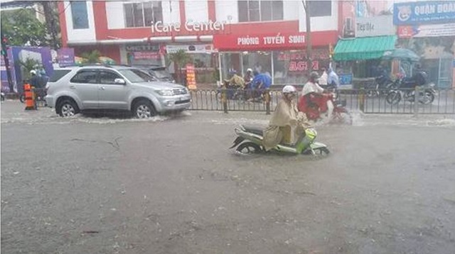 TP Hồ Chí Minh: Mưa lớn đầu mùa gây ngập nặng nhiều khu vực - Ảnh 1