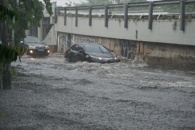 TP Hồ Chí Minh: Mưa lớn đầu mùa gây ngập nặng nhiều khu vực - Ảnh 2