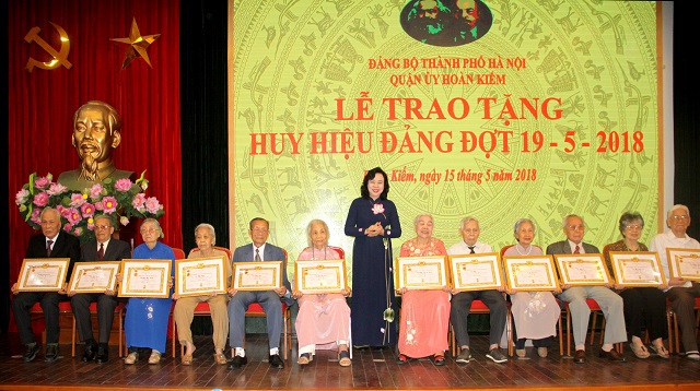 Trao Huy hiệu 70 năm tuổi Đảng cho các đảng viên lão thành quận Hoàn Kiếm - Ảnh 1
