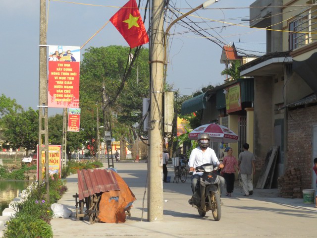 Tại xã Đồng Quang, huyện Quốc Oai: Sẽ di chuyển hàng cột điện nằm giữa đường làng trong tháng 6 - Ảnh 1