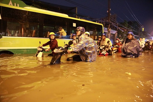 TP Hồ Chí Minh: Chưa có thuốc trị “bệnh” ngập nước cho thành phố - Ảnh 2