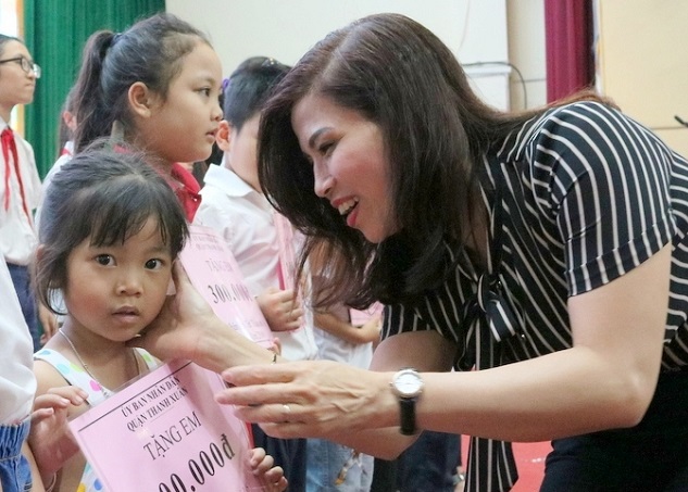 Quận Thanh Xuân trao 395 suất quà, học bổng cho trẻ em - Ảnh 1