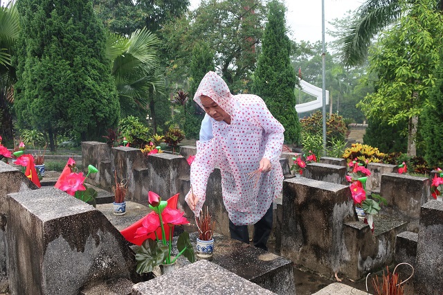 Đoàn đại biểu TP Hà Nội viếng Nghĩa trang liệt sỹ quốc gia Vị Xuyên - Ảnh 5