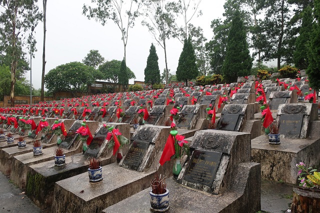 Đoàn đại biểu TP Hà Nội viếng Nghĩa trang liệt sỹ quốc gia Vị Xuyên - Ảnh 4