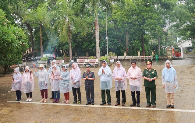 Đoàn đại biểu TP Hà Nội viếng Nghĩa trang liệt sỹ quốc gia Vị Xuyên - Ảnh 2