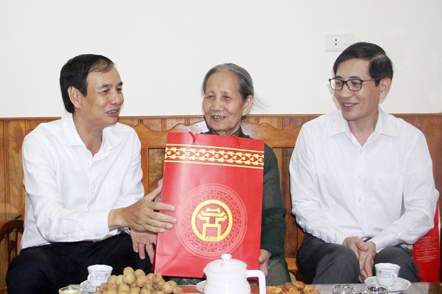 Lãnh đạo Thành ủy thăm hỏi, tri ân gia đình chính sách quận Ba Đình - Ảnh 1