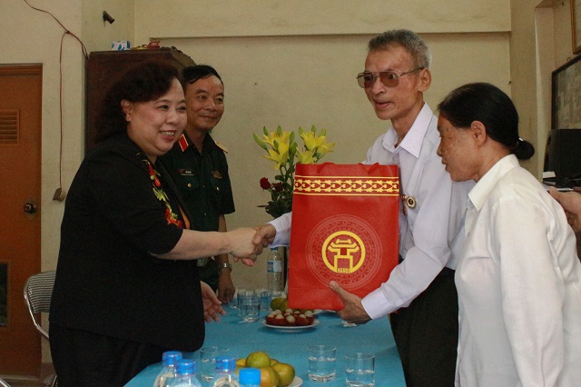 Chủ tịch HĐND TP Nguyễn Thị Bích Ngọc thăm, tặng quà các gia đình chính sách - Ảnh 2