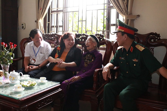 Chủ tịch HĐND TP Nguyễn Thị Bích Ngọc thăm, tặng quà các gia đình chính sách - Ảnh 1