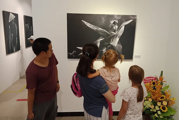 Triển lãm ảnh nude đầu tiên ở Hà Nội: Công chúng muốn cởi vòng kim cô cho nghệ thuật - Ảnh 1