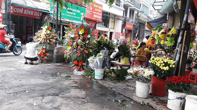 Phường Khương Trung, quận Thanh Xuân: Người dân ngộp thở vì chợ "cóc" - Ảnh 2