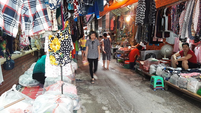 Phường Khương Trung, quận Thanh Xuân: Người dân ngộp thở vì chợ "cóc" - Ảnh 5